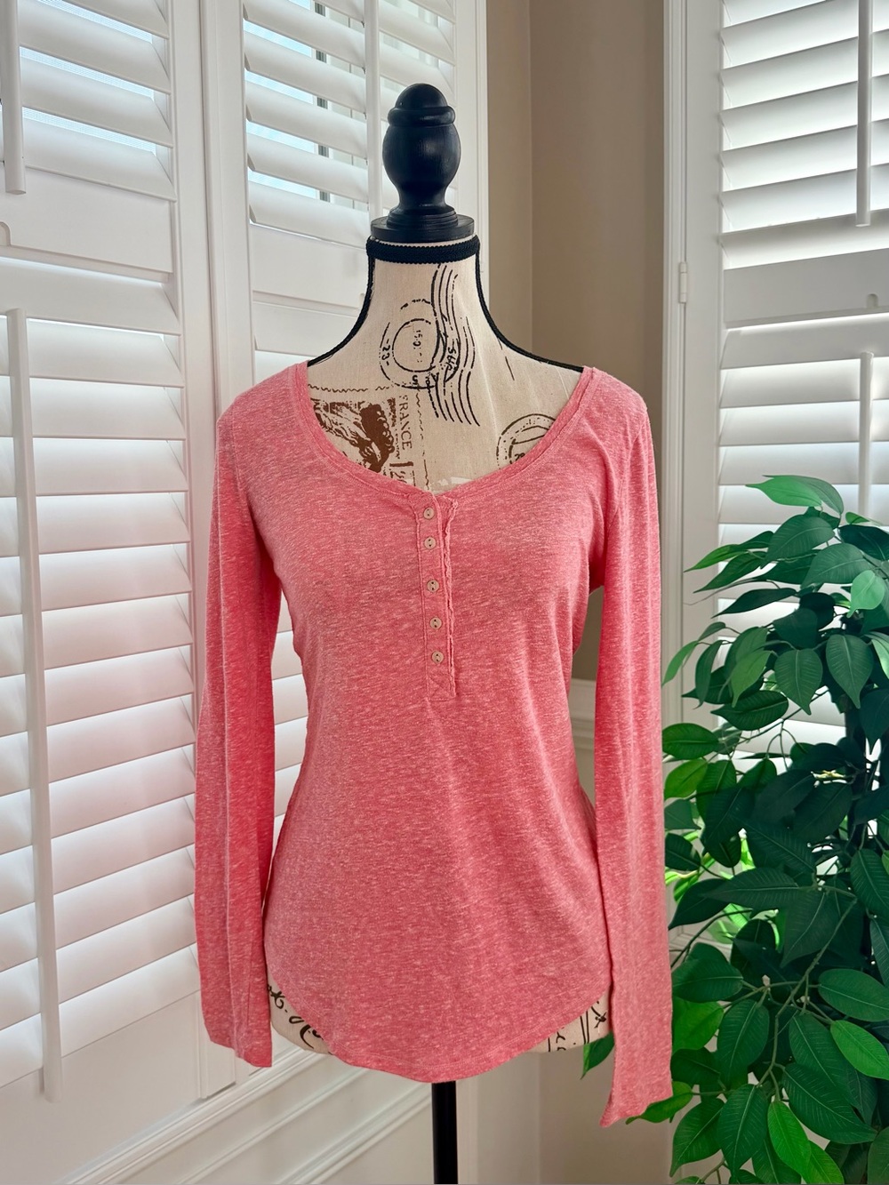 Aerie Women’s Long-Sleeve Henley Size Medium